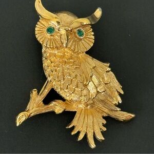 VINTAGE MONET OWL GOLDTONE FAUX EMERALD EYES~1980'S~STAMPED~1 1/2"
